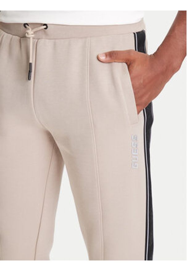 Guess Spodnie dresowe Z2YB09 KB3P2 Beżowy Regular Fit. Kolor: beżowy. Materiał: bawełna