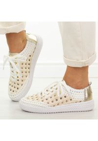 Białe koronkowe półbuty damskie DiA 5951. Okazja: na co dzień. Zapięcie: sznurówki. Kolor: biały. Materiał: tkanina, skóra. Szerokość cholewki: normalna. Sezon: wiosna, jesień, lato. Styl: casual, elegancki, klasyczny #1