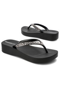 Czarne Japonki Ipanema Letnie Obuwie Damskie. Okazja: na co dzień, na plażę. Kolor: czarny. Materiał: materiał, mesh. Sezon: lato. Obcas: na platformie. Styl: elegancki, casual #4