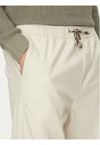 Guess Chinosy M5GB79 WH4EA Beżowy Regular Fit. Kolor: beżowy. Materiał: bawełna