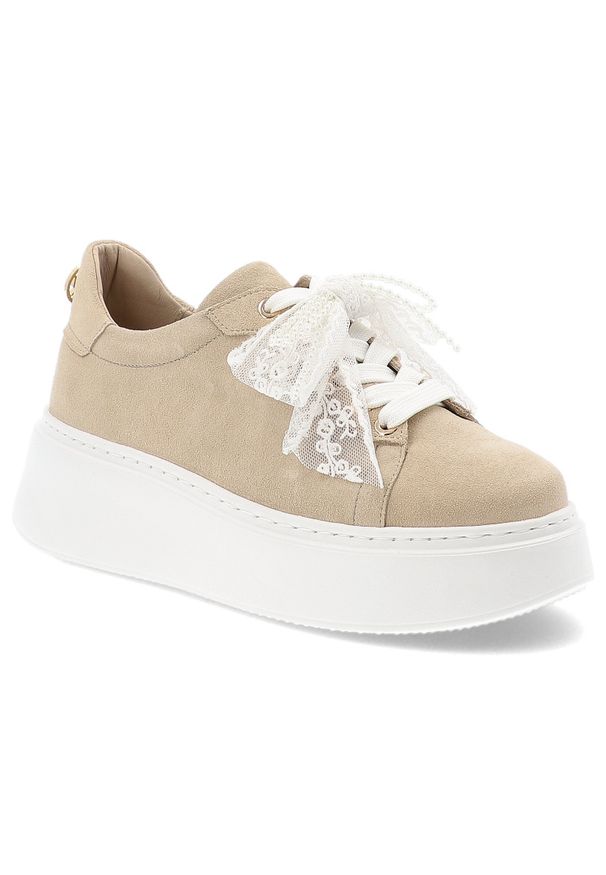 Beżowe Sneakersy Karino Stylowe Obuwie Damskie Na Platformie. Okazja: na co dzień. Zapięcie: sznurówki. Kolor: beżowy. Materiał: welur, koronka. Wzór: aplikacja, koronka. Obcas: na platformie. Styl: elegancki