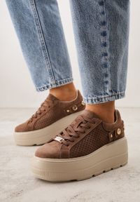 Born2be - Brązowe Skórzane Sneakersy na Platformie i Koturnie Zdobione Perforacją Peniesh. Okazja: na co dzień. Kolor: brązowy. Materiał: skóra. Wzór: aplikacja. Obcas: na koturnie #1