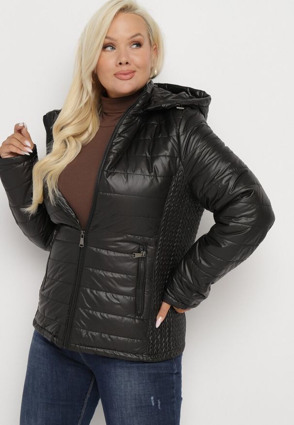 Born2be - Czarna Pikowana Kurtka z Opinanym Kapturem i Wstawkami z Gumek Terilinde. Okazja: na spacer. Kolekcja: plus size. Kolor: czarny. Materiał: jeans