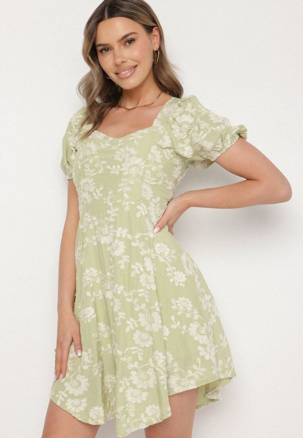 Born2be - Zielona Wiskozowa Sukienka w Kwiaty Lunobella. Okazja: na co dzień. Kolor: zielony. Materiał: wiskoza. Długość rękawa: długi rękaw. Wzór: kwiaty. Typ sukienki: sportowe. Styl: casual, elegancki, sportowy