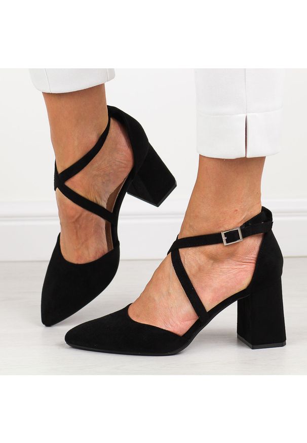 Czarne zamszowe sandały damskie na słupku z zakrytymi palcami i pietą Sergio Leone Sk840. Okazja: na wesele, na ślub cywilny. Zapięcie: sprzączka. Kolor: czarny. Materiał: zamsz. Sezon: wiosna, lato. Obcas: na słupku. Styl: elegancki, klasyczny