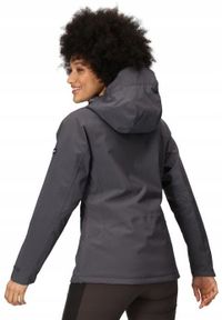 Kurtka przeciwdeszczowa z kapturem damska Regatta Birchdale. Typ kołnierza: kaptur. Kolor: szary, niebieski, wielokolorowy. Sport: turystyka piesza #2