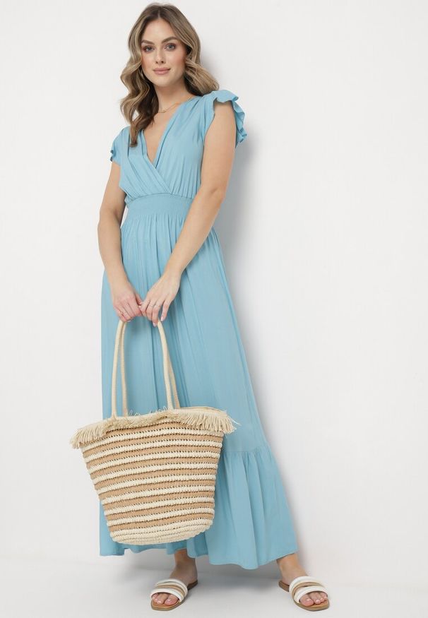 Born2be - Jasnoniebieska Bawełniana Sukienka Maxi z Kopertową Górą Rozkloszowana Xaliara. Okazja: na ślub cywilny, na imprezę, na wesele. Kolor: niebieski. Materiał: bawełna. Sezon: lato. Typ sukienki: kopertowe. Długość: maxi