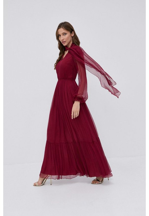 Nissa - NISSA - Sukienka. Kolor: czerwony. Materiał: tkanina. Długość rękawa: długi rękaw. Wzór: gładki. Typ sukienki: rozkloszowane. Długość: maxi