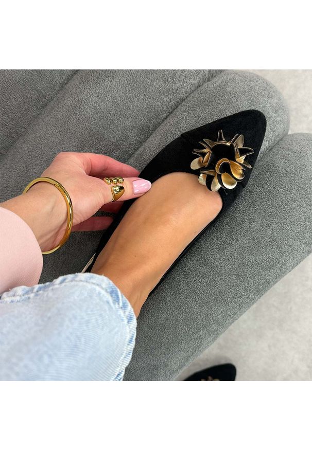 Czarne czółenka damskie M.Daszyński Sa201a-4. Okazja: na imprezę, na co dzień. Kolor: czarny. Materiał: zamsz. Wzór: kwiaty, aplikacja. Sezon: wiosna, lato. Obcas: na obcasie. Styl: wizytowy, casual, klasyczny, elegancki. Wysokość obcasa: niski