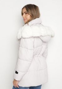 Born2be - Biała Kurtka z Pikowanymi Przeszyciami i Kapturem z Futerkiem Galiadia. Okazja: na co dzień, na spacer. Kolor: biały. Materiał: futro. Styl: klasyczny, casual, sportowy #3