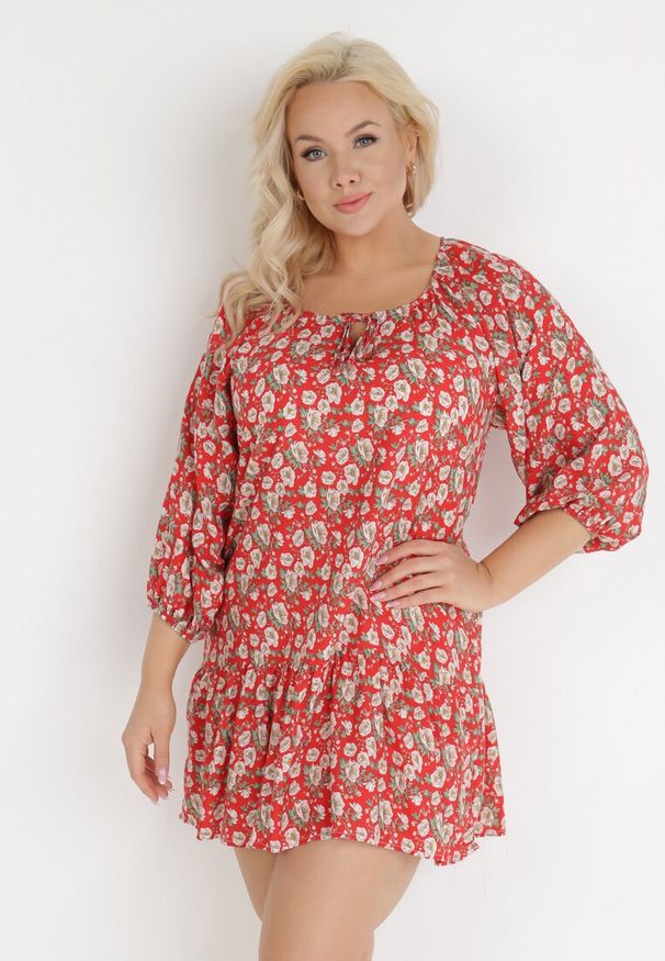 Born2be - Czerwona Sukienka Pyrhyse. Kolekcja: plus size. Kolor: czerwony. Materiał: tkanina. Wzór: nadruk, kwiaty, aplikacja. Typ sukienki: dla puszystych. Długość: mini