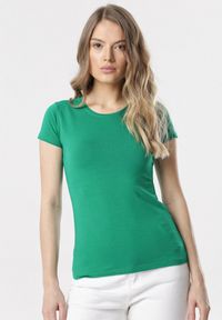 Born2be - Zielony T-shirt Echolaira. Kolor: zielony. Długość: krótkie. Styl: sportowy #1