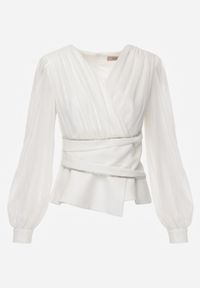 Born2be - Biała Bluzka Kopertowa VICES z Dekoltem V Bufiastymi Rękawkami i Zaakcentowanymi Ramionami Tine. Okazja: na co dzień. Typ kołnierza: dekolt w kształcie V. Kolor: biały. Materiał: jeans. Długość rękawa: krótki rękaw. Styl: casual, elegancki #7