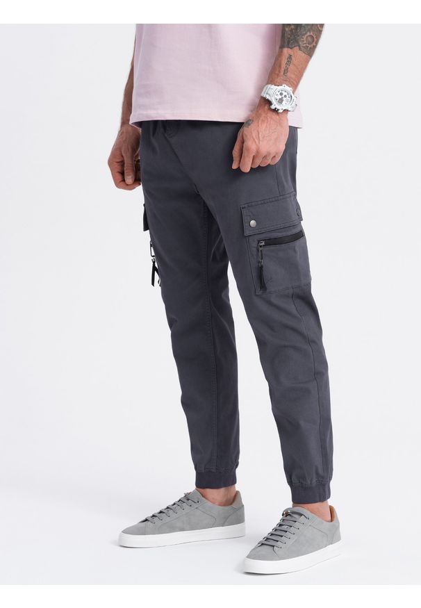 Ombre Clothing - Męskie spodnie JOGGERY z zapinanymi kieszeniami cargo - grafitowe V3. Okazja: na co dzień. Kolor: szary. Materiał: elastan, bawełna. Wzór: aplikacja. Styl: casual