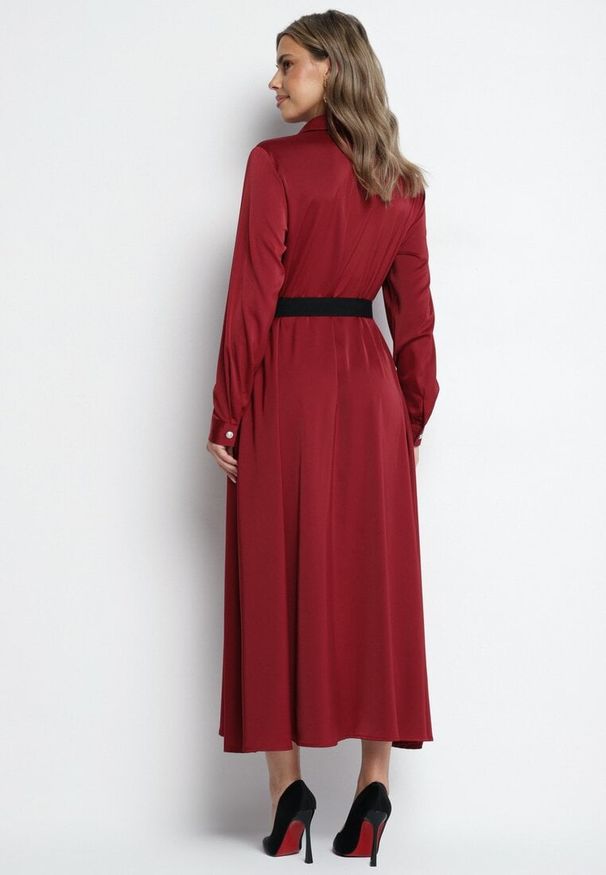 Born2be - Bordowa Sukienka Szmizjerka z Satyny Ozdobiona Paskiem i Imitacjami Kieszeni Vamilea. Okazja: na co dzień. Kolor: czerwony. Materiał: satyna. Wzór: aplikacja. Typ sukienki: szmizjerki. Styl: klasyczny, casual, elegancki