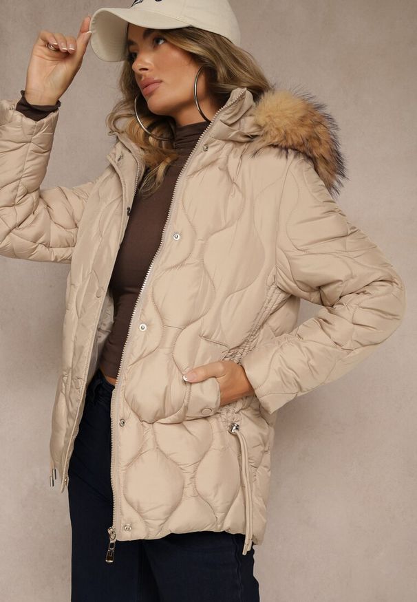 Renee - Ciemnobeżowa Pudełkowa Kurtka z Pikowanymi Przeszyciami i Odpinanym Kapturem z Futrem Liliarna. Okazja: na spacer. Kolor: beżowy. Materiał: futro. Styl: elegancki