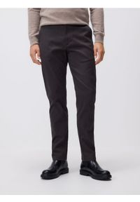 Reserved - Spodnie chino slim fit - ciemnobrązowy. Kolor: brązowy. Materiał: tkanina, bawełna #1
