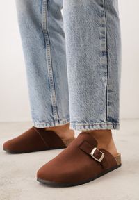 Renee - Ciemnobrązowe Klapki Ozdobione Klamrą na Pasku Zelevelis. Okazja: na co dzień. Kolor: brązowy. Materiał: jeans. Wzór: aplikacja. Obcas: na obcasie. Styl: casual, elegancki. Wysokość obcasa: niski #8