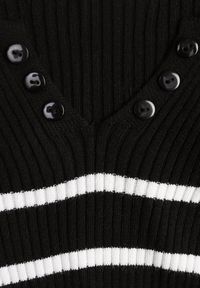 Renee - Czarna Bluzka z Bawełną z Motywem Pasków i Guzikami Serisse. Okazja: na co dzień, na spotkanie biznesowe, do pracy. Kolor: czarny. Materiał: bawełna. Wzór: paski. Styl: casual, biznesowy #7