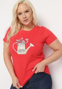 Born2be - Czerwony Bawełniany T-shirt z Ozdobnym Nadrukiem Littana. Okazja: na co dzień. Kolor: czerwony. Materiał: bawełna. Wzór: nadruk. Sezon: wiosna, lato. Styl: casual, klasyczny