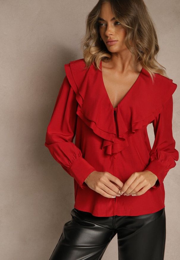 Renee - Czerwona Koszula Vices z Dekoltem z Falbanami i Bufiastymi Rękawami Zoiruna. Kolor: czerwony. Materiał: jeans. Styl: boho