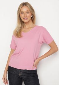 Born2be - Różowy Dzianinowy T-shirt z Dekoltem w Kształcie Litery V Fenima. Okazja: na spotkanie biznesowe, do pracy, na co dzień. Typ kołnierza: dekolt w kształcie V. Kolor: różowy. Materiał: dzianina. Styl: biznesowy, klasyczny, casual