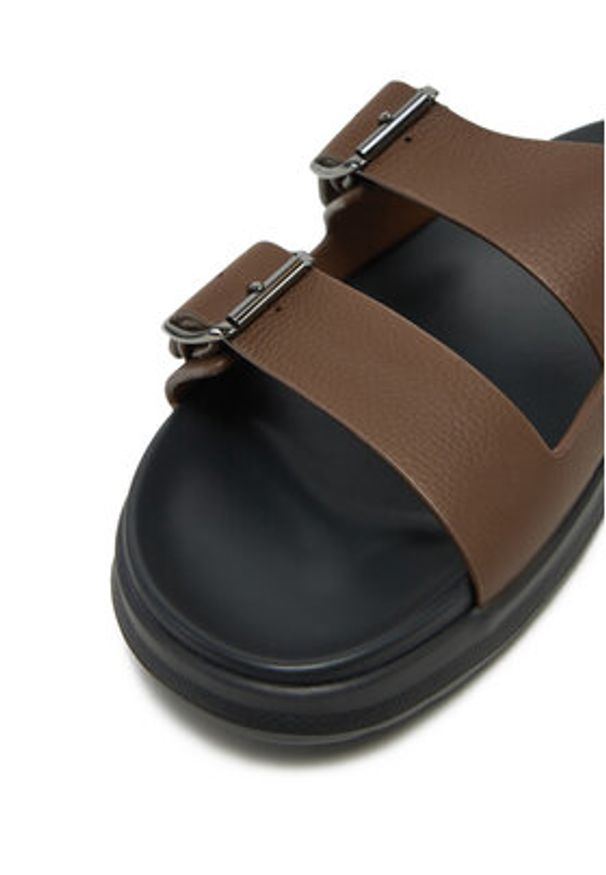 TOMMY HILFIGER - Tommy Hilfiger Klapki FM0FM05414 Brązowy. Kolor: brązowy. Materiał: skóra