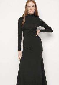 Born2be - Czarna Taliowana Sukienka Koktajlowa z Wiskozą i Półgolfem Zozelira. Okazja: na co dzień. Kolor: czarny. Materiał: wiskoza. Typ sukienki: proste. Styl: wizytowy #5