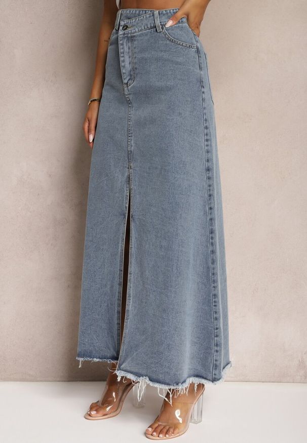 Renee - Niebieska Postrzępiona Spódnica Maxi z Jeansu z Rozcięciem Feedi. Stan: podwyższony. Kolor: niebieski. Materiał: jeans
