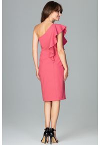 Lenitif - Ołówkowa sukienka na jedno ramię z falbaną różowa. Okazja: na imprezę, na ślub cywilny, na wesele, na randkę. Kolor: różowy. Typ sukienki: ołówkowe. Styl: elegancki #2