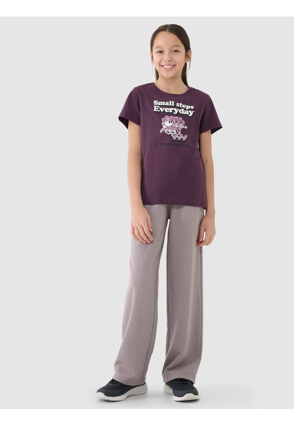 4f - 4F T-shirt regular z nadrukiem dziewczęcy - fioletowy 164 (13-14 lat). Okazja: na co dzień. Kolor: fioletowy. Materiał: dzianina, jersey, bawełna. Długość rękawa: krótki rękaw. Długość: krótkie. Wzór: nadruk. Sezon: lato. Styl: sportowy, klasyczny, casual