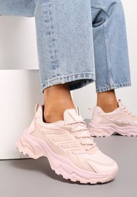 Renee - Różowe Sneakersy na Niskiej Platformie z Ozdobnymi Wstawkami na Cholewce Amrogia. Kolor: różowy. Szerokość cholewki: normalna. Obcas: na platformie #1