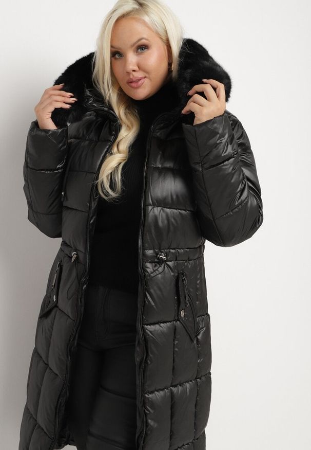 Born2be - Czarna Pikowana Kurtka ze Ściągaczem w Talii i Odpinanym Futerkiem przy Kapturze Zemilae. Okazja: na co dzień. Kolekcja: plus size. Kolor: czarny. Materiał: futro. Długość rękawa: długi rękaw. Długość: długie. Styl: casual, elegancki