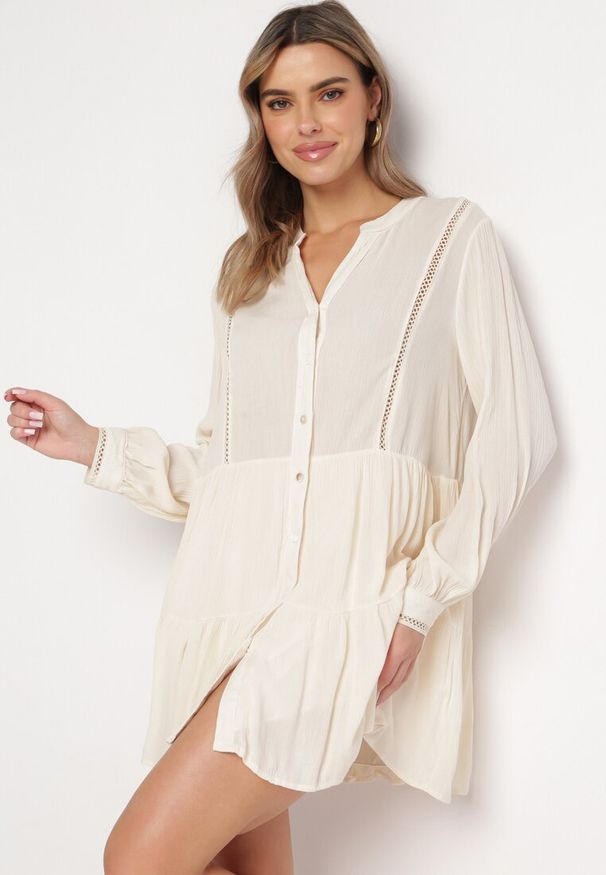 Born2be - Jasnobeżowa Koszulowa Sukienka w Stylu Boho z Rozkloszowanym Dołem Liorda. Kolor: beżowy. Sezon: wiosna, lato. Typ sukienki: koszulowe. Styl: boho. Długość: mini
