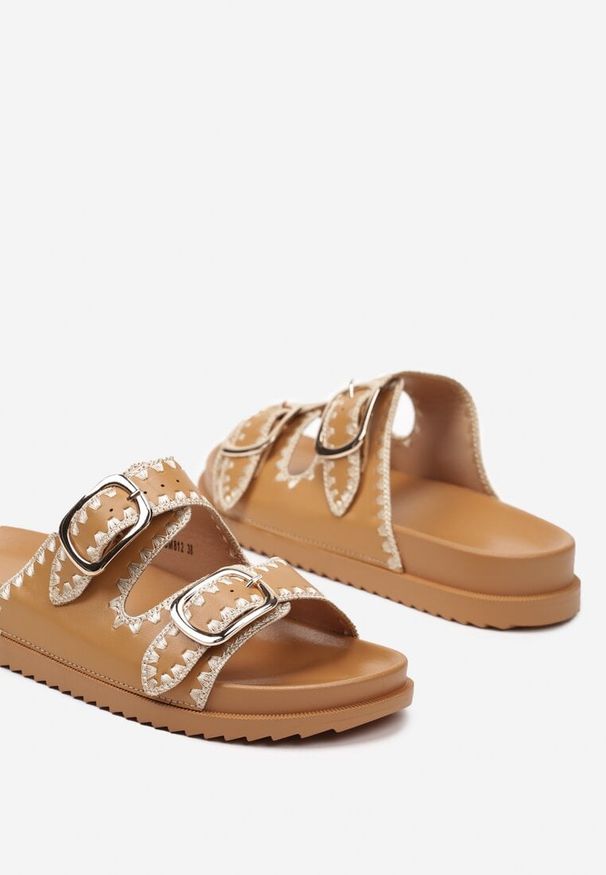 Born2be - Brązowe Klapki na Grubszej Podeszwie Zapinane na Sprzączki Dresemia. Okazja: na co dzień. Nosek buta: otwarty. Kolor: brązowy. Materiał: jeans. Wzór: aplikacja. Sezon: lato. Styl: elegancki, casual