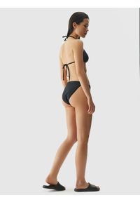 4f - Dół od bikini damski - czarny. Kolor: czarny. Materiał: włókno, syntetyk, elastan, materiał. Wzór: jednolity