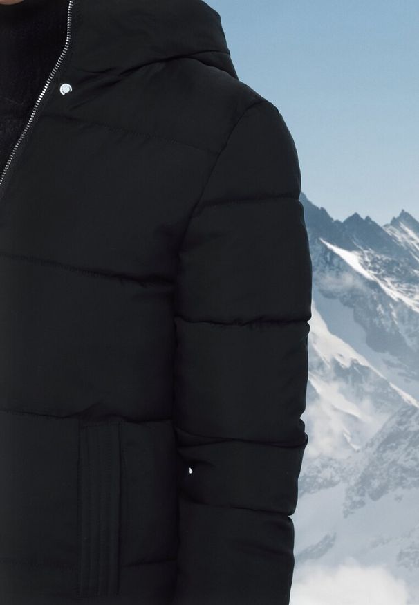 Born2be - Czarna Długa Kurtka Zapinana na Suwak i Napy z Kapturem Tasperia. Okazja: na co dzień, na spotkanie biznesowe, do pracy. Typ kołnierza: kaptur. Kolor: czarny. Materiał: jeans. Długość rękawa: długi rękaw. Długość: długie. Styl: biznesowy, casual, elegancki