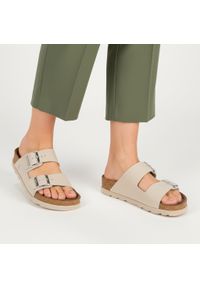 Klapki Damskie Rieker, cholewka skóra naturalna gładka dwa szerokie paski z metalowymi klamrami odkryte palce regulowane zapięcie. Okazja: na spacer, na co dzień. Kolor: szary. Materiał: skóra. Wzór: gładki, paski. Sezon: lato. Styl: casual, wakacyjny #8