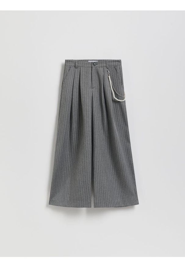 Reserved - Spodnie wide leg w paski - ciemnoszary. Kolor: szary. Materiał: tkanina. Wzór: paski