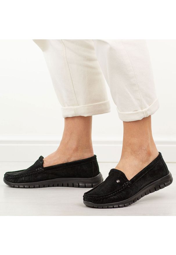 Czarne ażurowe skórzane mokasyny damskie Vinceza 95413. Okazja: na co dzień, na spacer. Nosek buta: okrągły. Kolor: czarny. Materiał: skóra, zamsz. Szerokość cholewki: normalna. Wzór: ażurowy. Sezon: wiosna, lato. Styl: casual, klasyczny, elegancki