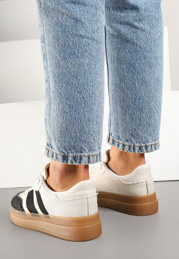 Born2be - Czarno-Beżowe Sneakersy w Stylu Tenisówek z Paskami Falanisa. Okazja: na co dzień. Zapięcie: pasek. Kolor: czarny. Materiał: jeans