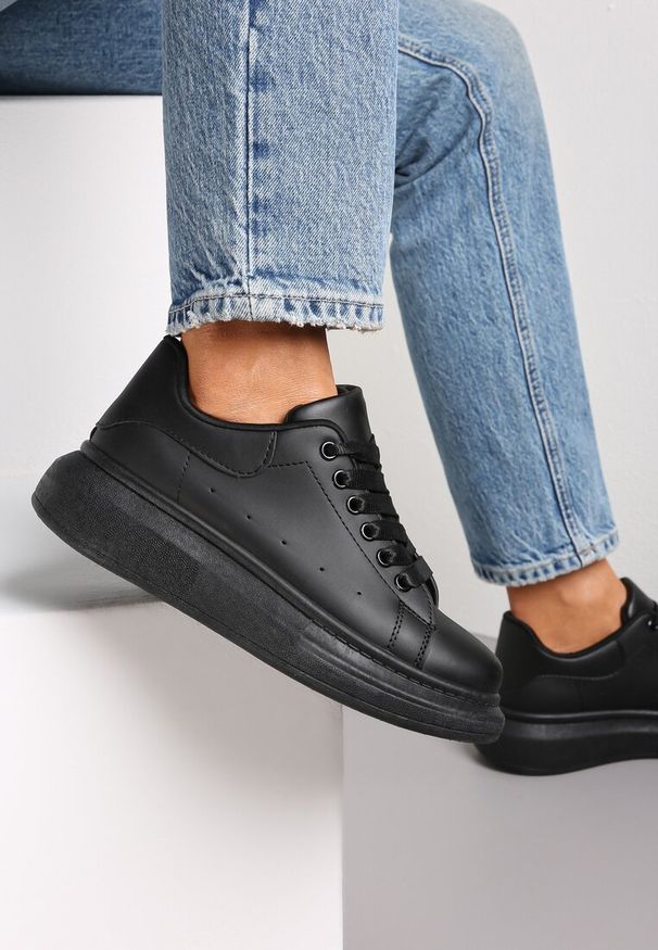 Renee - Czarne Sneakersy na Grubej Podeszwie z Przeszyciami i Perforacją Amela. Okazja: na co dzień. Wysokość cholewki: przed kostkę. Kolor: czarny. Materiał: skóra, materiał. Szerokość cholewki: normalna. Wzór: aplikacja
