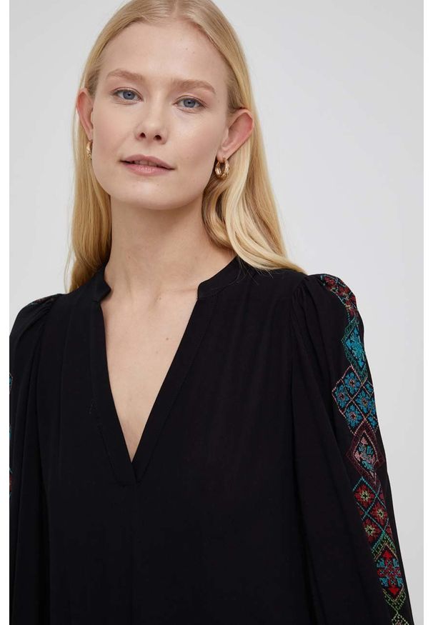 Desigual sukienka kolor czarny mini rozkloszowana. Typ kołnierza: kołnierzyk stójkowy. Kolor: czarny. Materiał: materiał, tkanina. Długość rękawa: długi rękaw. Typ sukienki: rozkloszowane. Długość: mini