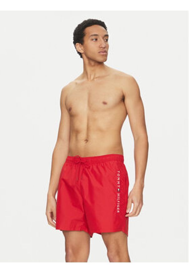 TOMMY HILFIGER - Tommy Hilfiger Szorty kąpielowe UM0UM03258 Czerwony Regular Fit. Kolor: czerwony. Materiał: syntetyk