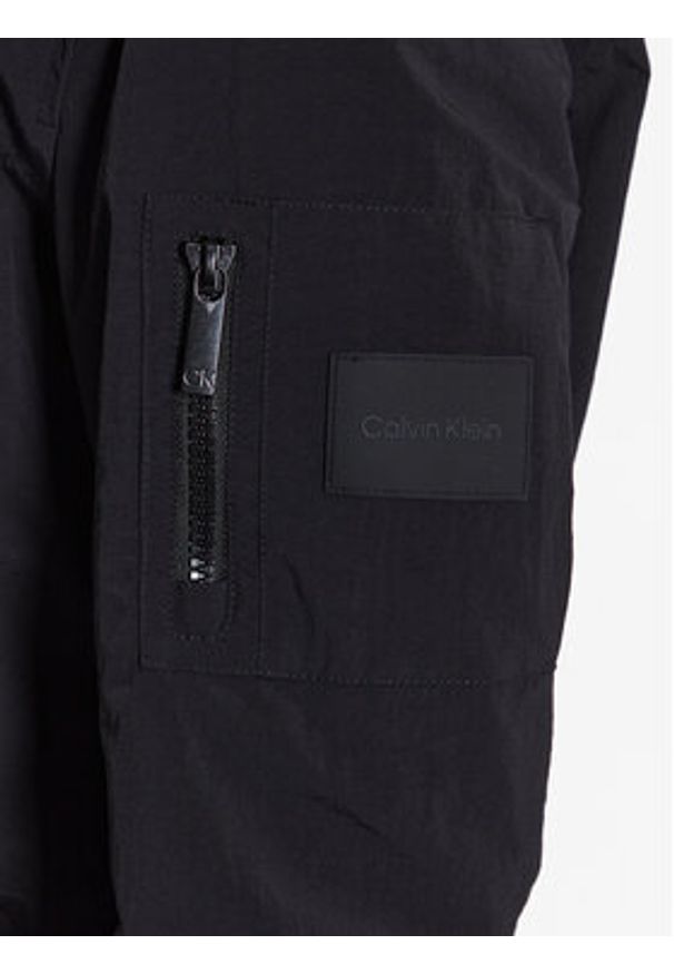 Calvin Klein Kurtka bomber Matt Crinkle Hero Bomber K10K111021 Czarny Regular Fit. Kolor: czarny. Materiał: syntetyk