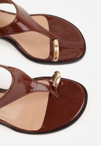 Born2be - Brązowe Sandały Japonki na Słupku z Biżuteryjną Ozdobą Uhryss. Kolor: brązowy. Materiał: len. Wzór: aplikacja. Sezon: lato. Obcas: na słupku. Styl: elegancki, klasyczny. Wysokość obcasa: średni #7