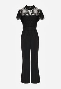 Renee - Czarny Koronkowy Kombinezon VICES na Krótki Rękaw z Nogawkami Typu Flare Blitze. Kolor: czarny. Materiał: koronka. Długość rękawa: krótki rękaw. Długość: krótkie. Wzór: koronka. Styl: elegancki #6