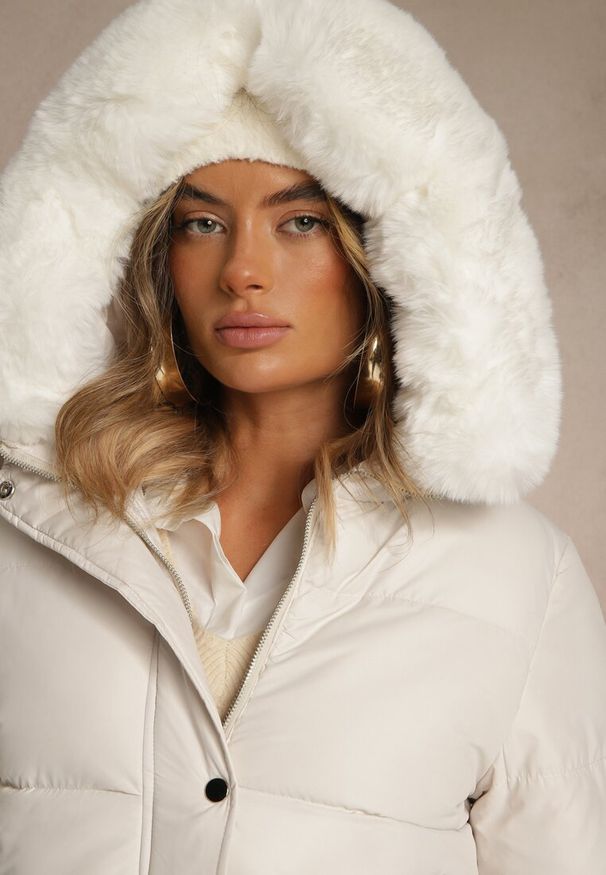 Renee - Biała Kurtka z Pikowanymi Przeszyciami i Futerkowymi Zdobieniami Olindea. Okazja: na co dzień. Kolor: biały. Materiał: poliester, jeans. Długość: krótkie. Wzór: aplikacja. Styl: casual