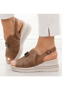 Brązowe skórzane sandały damskie na koturnie M.Daszyński 25144-4. Okazja: na co dzień. Kolor: brązowy. Materiał: skóra. Wzór: aplikacja. Sezon: wiosna, lato. Obcas: na koturnie. Styl: casual, elegancki, klasyczny #1