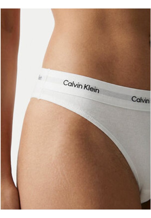 Calvin Klein Underwear Stringi LV00QD5357 Biały. Kolor: biały. Materiał: bawełna